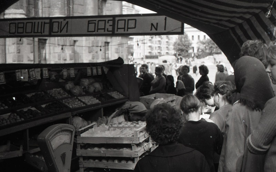 Овощной базар в переулке Банковском, 1970-е. Овощной базар в переулке Банковском, 1970-е.