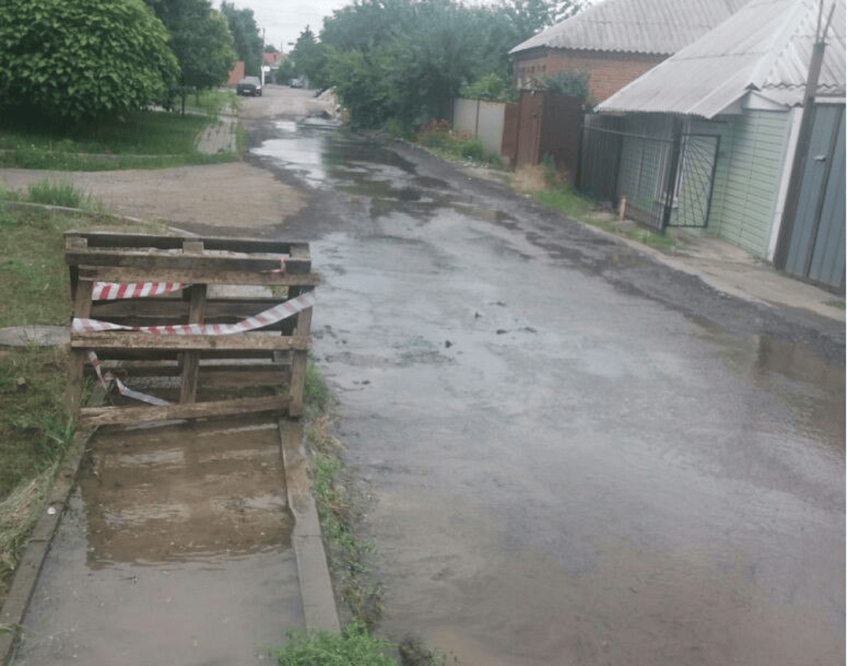 Вода залила улицу Зерноградскую Вода залила улицу Зерноградскую