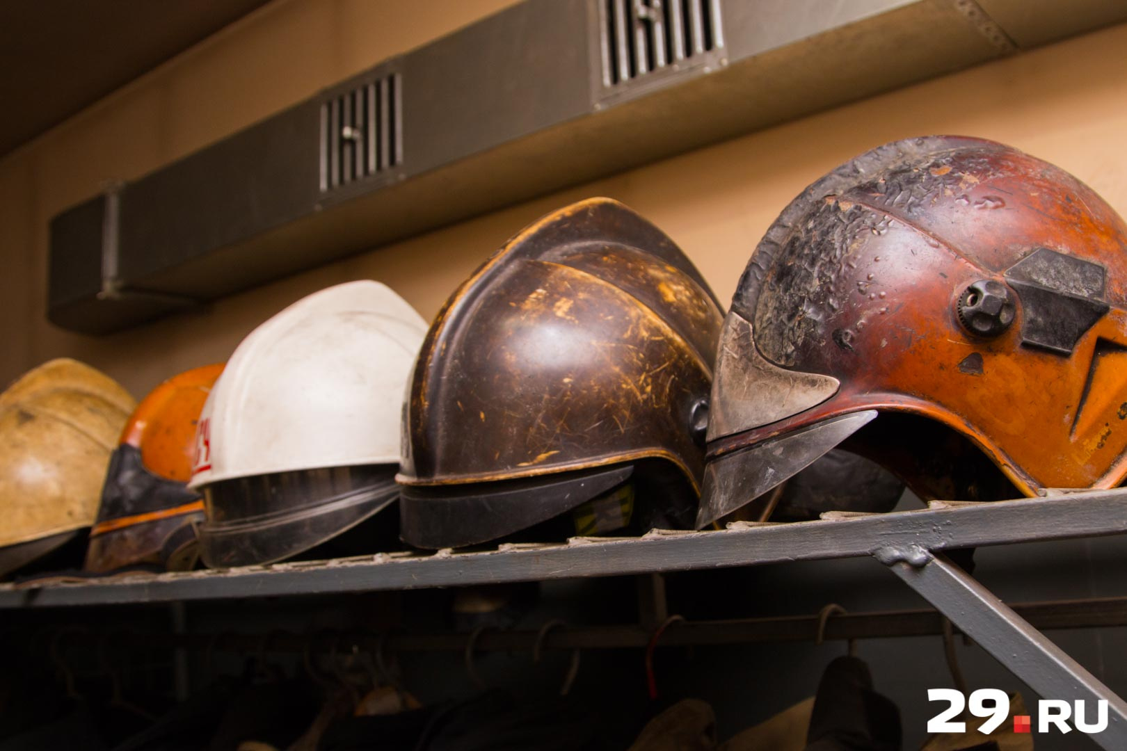 Деформированные пожарные шлемы и потрепанные до лохмотьев куртки — глядя на это осознаешь, как рисковали сотрудники