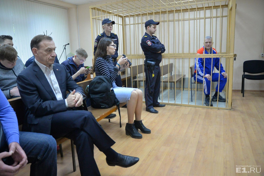 Дудко поглядывает в сторону Тимониченко.
Дудко поглядывает в сторону Тимониченко.