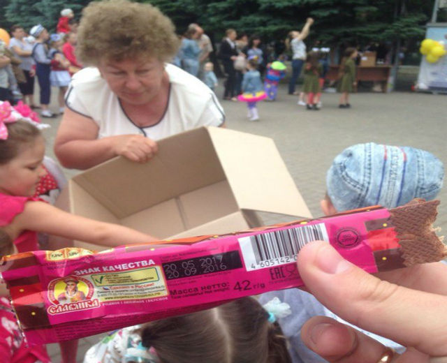Женщина раздает просроченные конфеты