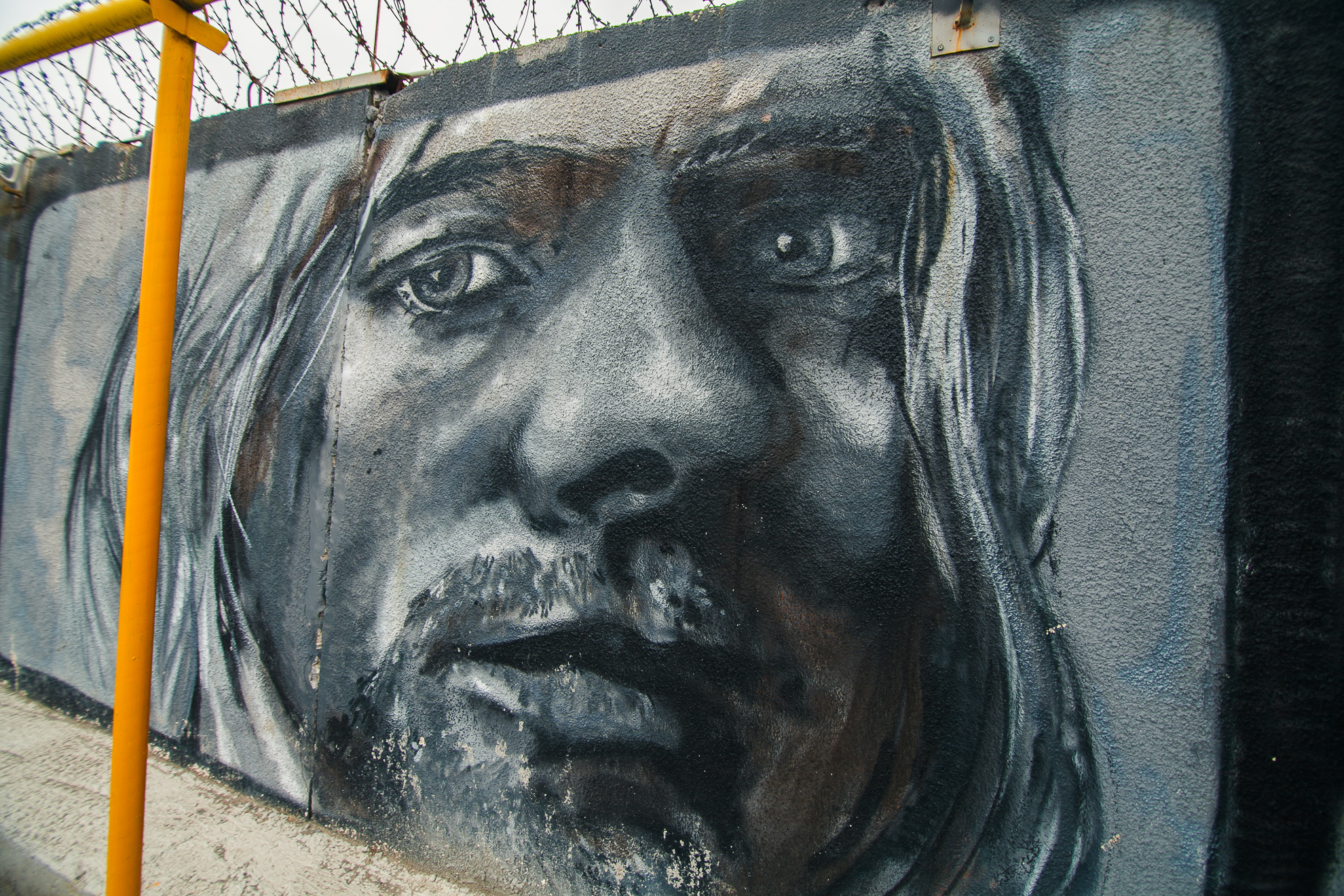 Граффити неизвестного автора или группы авторов на улице Республики,250/2. Портрет вечно молодого Курта Кобейна