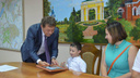 Пятилетнему поклоннику Владимира Путина из Новочеркасска вручили портрет президента с его факсимиле
