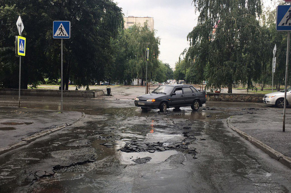 На улице Пушкина вчерашним дождём смыло асфальт На улице Пушкина вчерашним дождём смыло асфальт