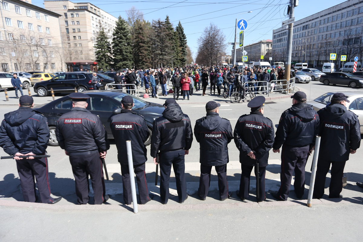 Полиция не пускала прибывающих людей к памятнику Курчатову