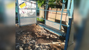 На Перекопе жители разбомбили камнями некрасивую автобусную остановку