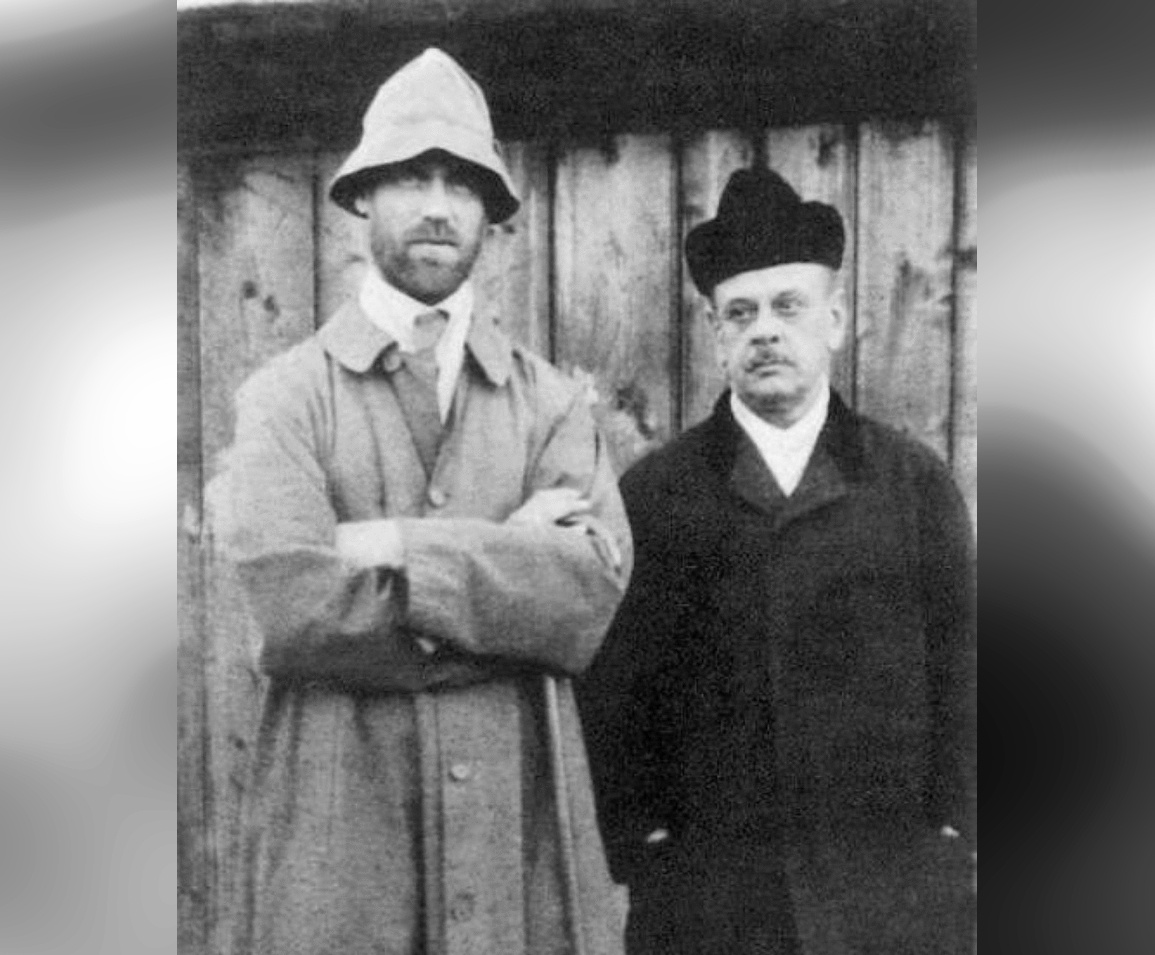 Михаил Романов (слева) и Петр Знамеровский на Сенной площади в Перми в 1918 году