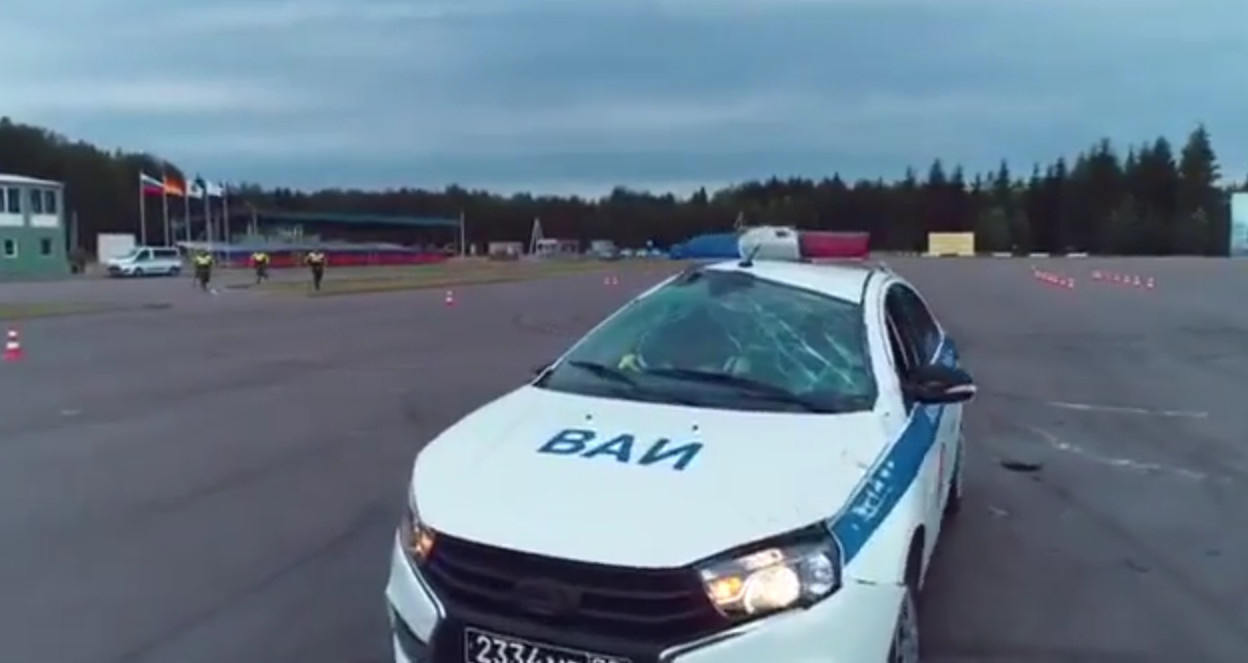 Видео дня. Машина ВАИ в ходе «полицейского разворота» на полигоне сделала  сальто - 17 июня 2019 - ФОНТАНКА.ру