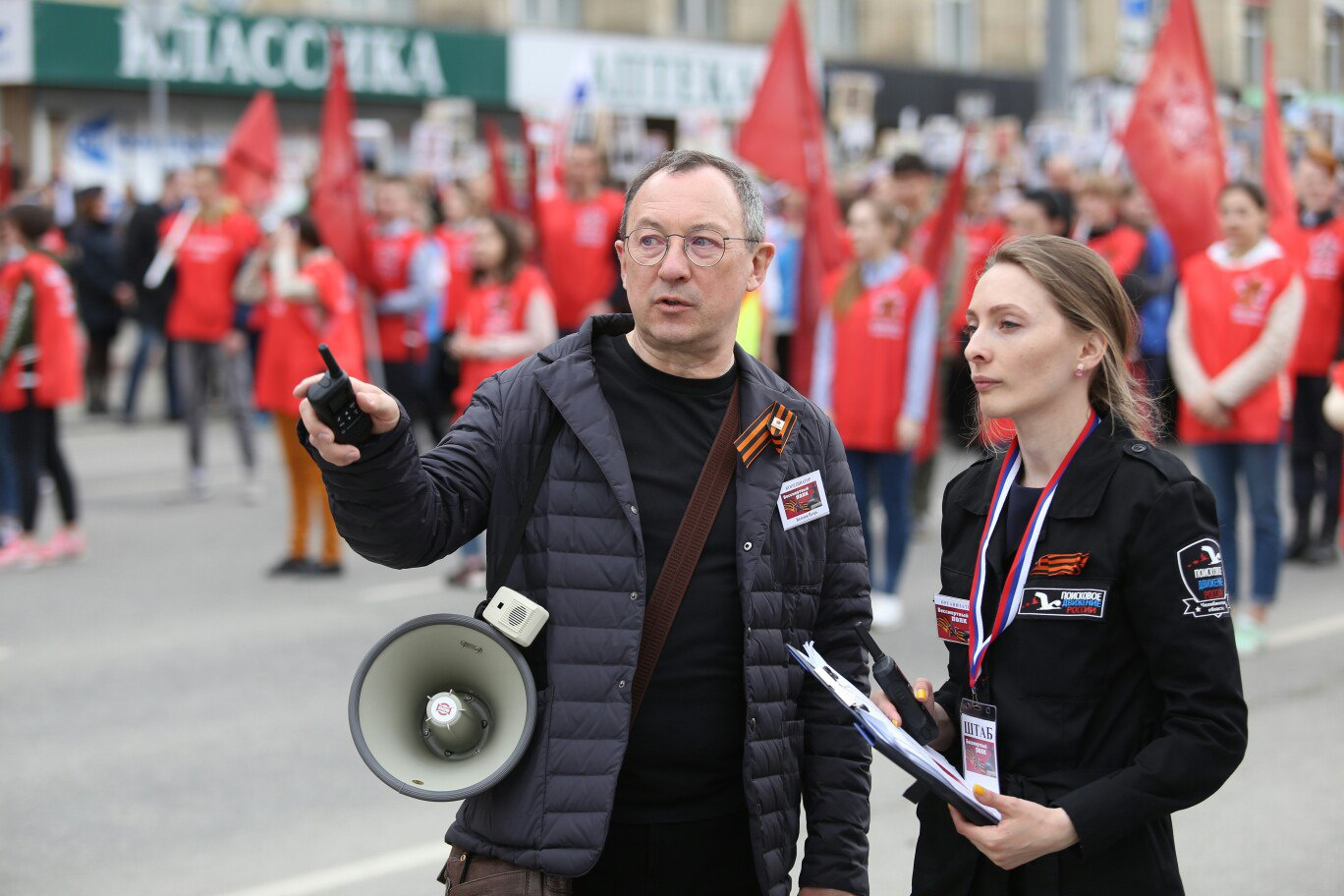 Режиссёр шествия «Бессмертного полка» выстраивает колонну Режиссёр шествия «Бессмертного полка» выстраивает колонну