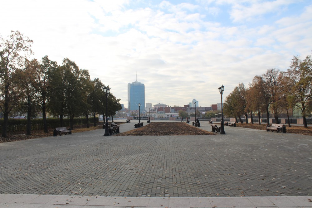 А тротуар выложили плиткой А тротуар выложили плиткой