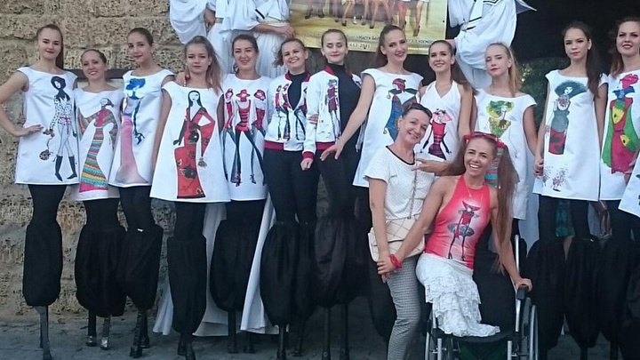 Крымские артисты на ходулях показали коллекцию одежды челябинской девушки без ног