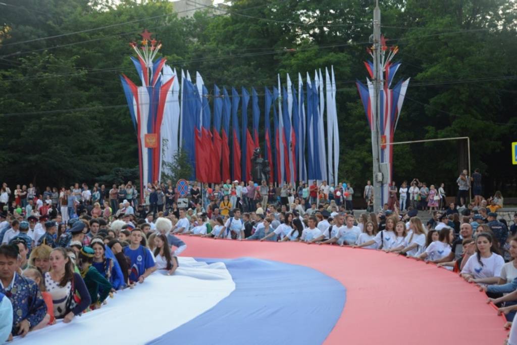 На левом берегу развернут 220-метровый флаг России