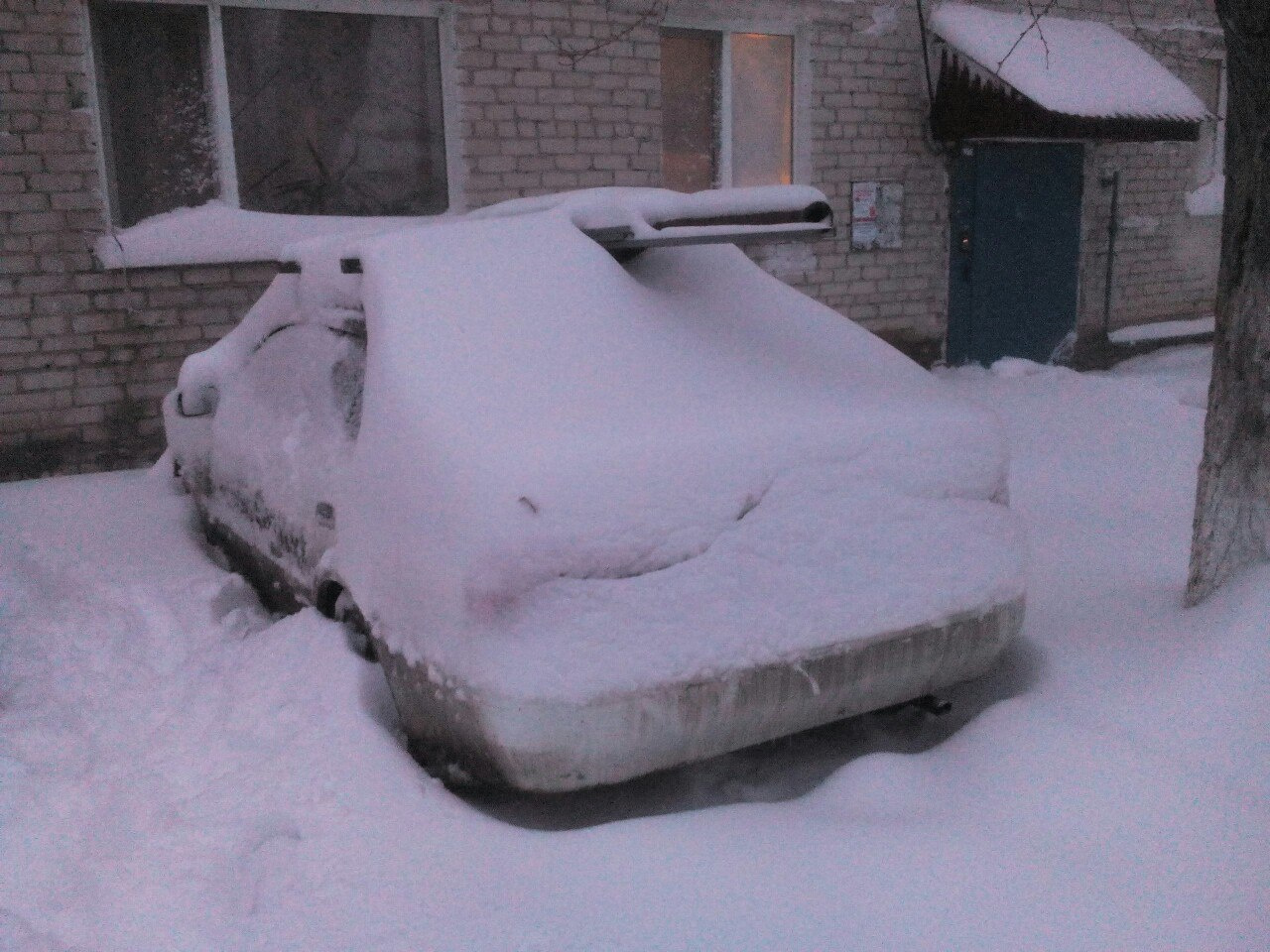 Ох, владельцу машины придется потрудиться, чтобы очистить её от снега