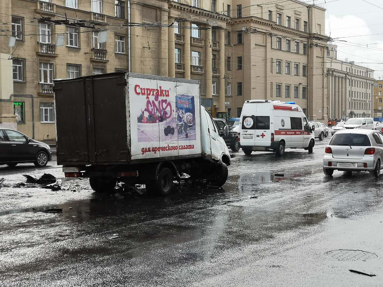 Я аж пригнулся. Удар жуткий». Спорткар «замесил» греческий салат на  Заневском проспекте - 13 сентября 2019 - ФОНТАНКА.ру