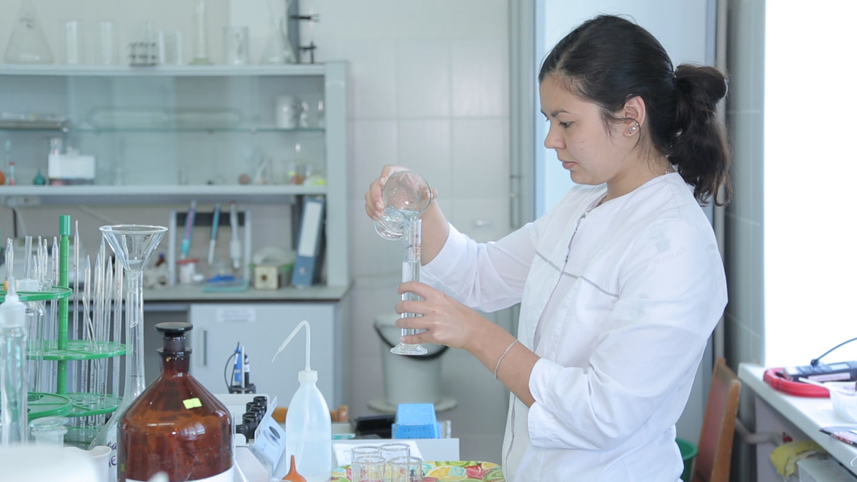 Добавляют в пробы специальный раствор, который извлекает из продукта нитраты Добавляют в пробы специальный раствор, который извлекает из продукта нитраты