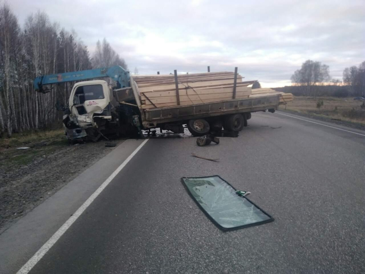 Водитель грузовика не смог уйти от столкновения с «десяткой» Водитель грузовика не смог уйти от столкновения с «десяткой»