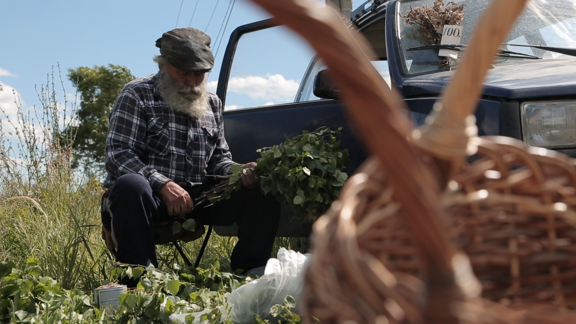 Зимой Леонид Николаевич плетет корзины, летом – заготавливает веники