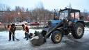 Чистить город от снега начали в три смены: что мешает уборке