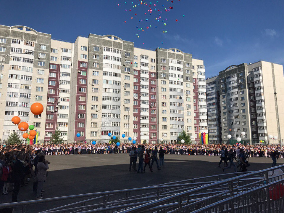 Шарики и букеты - без этих атрибутов просто нельзя представить День знаний. Тюменская школа №63 Шарики и букеты - без этих атрибутов просто нельзя представить День знаний. Тюменская школа №63