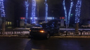 Москвичка на «Фольксвагене» снесла чугунный забор на проспекте Ленина