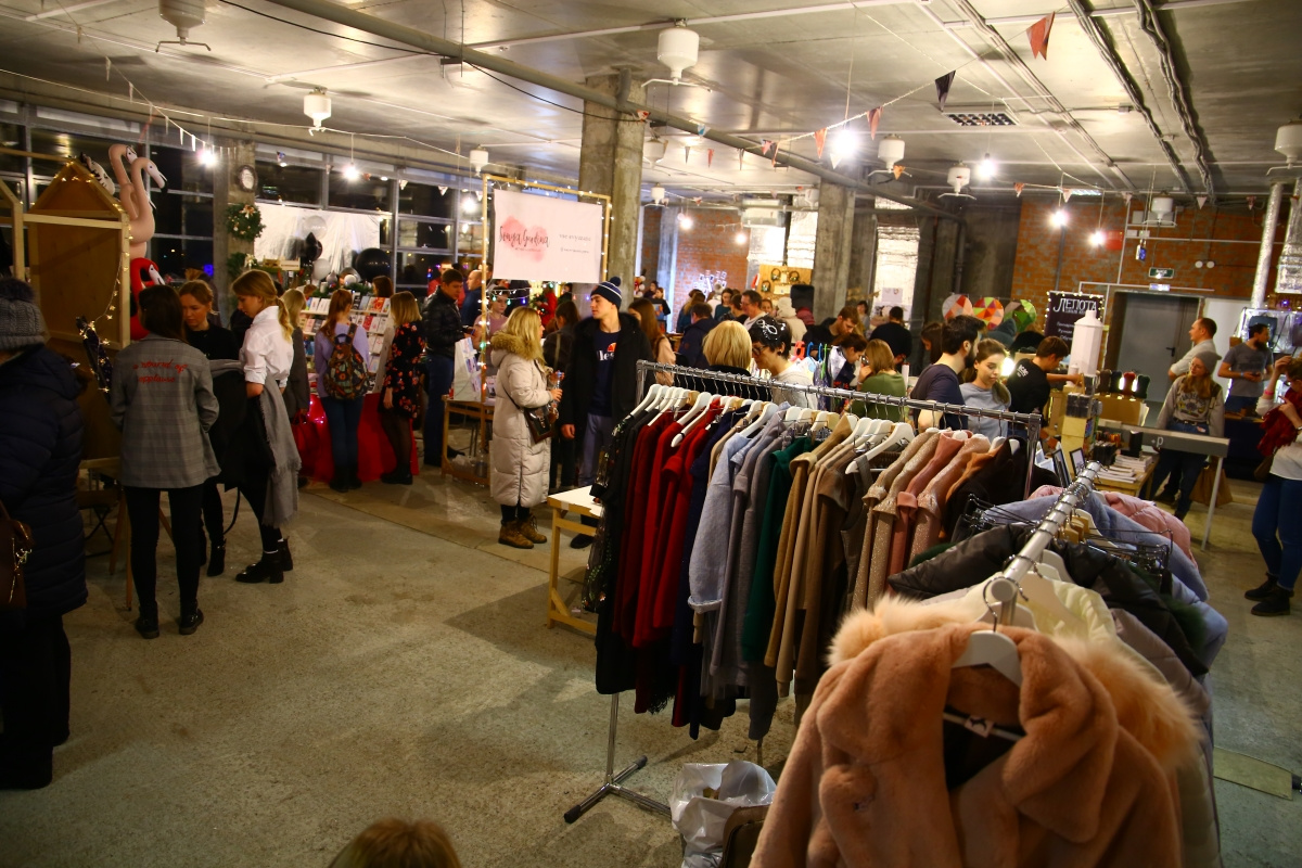 На выставке представлена большая коллекция модной одежды