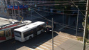 В Самаре автобус и Honda не поделили дорогу между зеброй и трамвайной линией