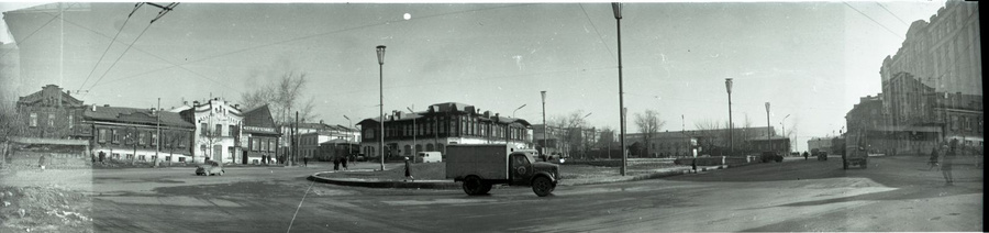 Панорама площади Малышева, сделанная в 1964 году. Через десятилетия здесь будет построен "Высоцкий". В СССР о небоскрёбах тоже мечтали, но они существовали только на бумаге.
Панорама площади Малышева, сделанная в 1964 году. Через десятилетия здесь будет построен "Высоцкий". В СССР о небоскрёбах тоже мечтали, но они существовали только на бумаге.