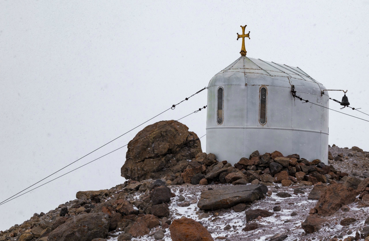 Самая высотная православная церковь в мире на высоте почти 4000 метров. Появилась здесь 19 лет назад. Доставлялась на вертолёте