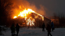 В Архангельске возле школы №36 загорелся деревянный склад