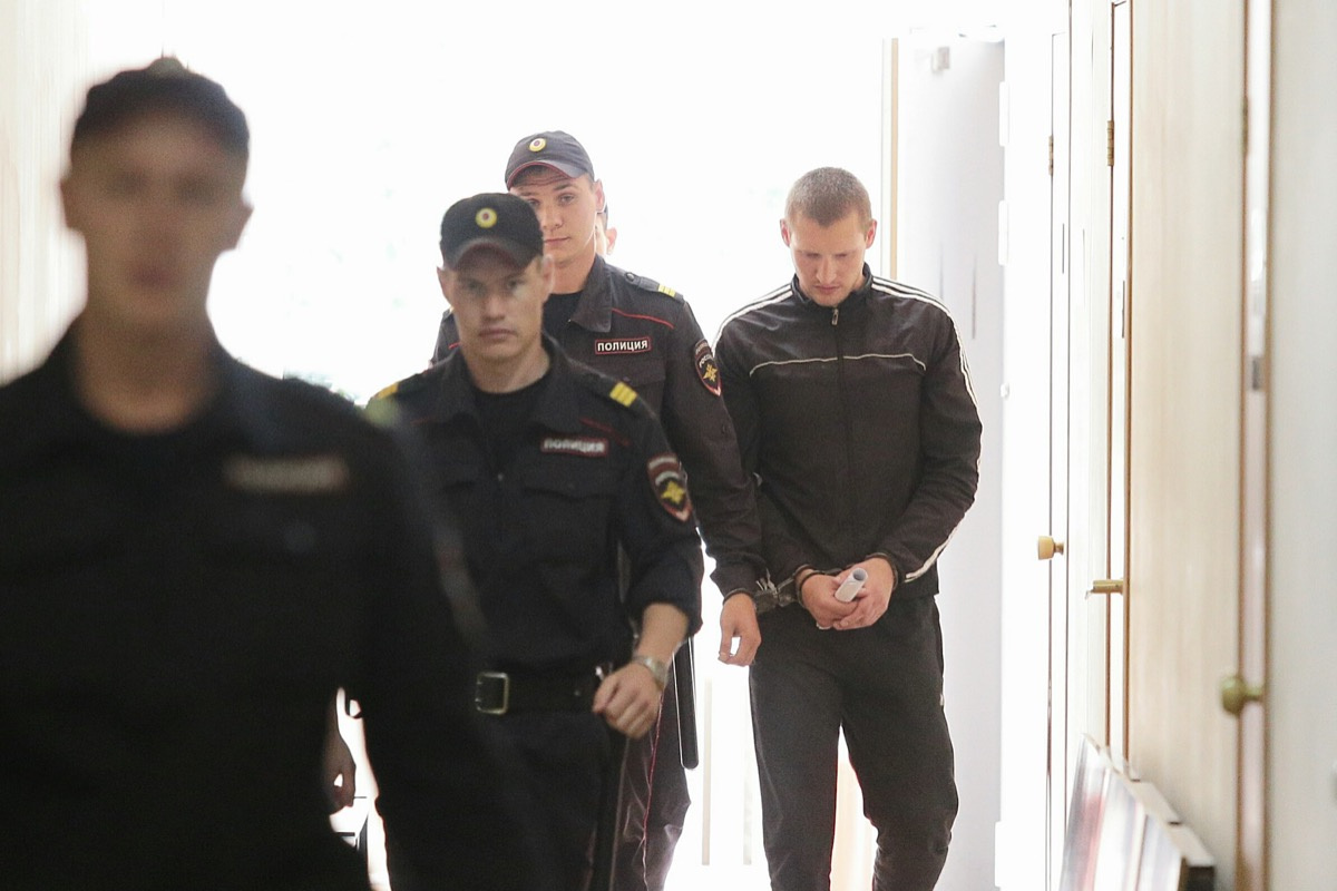 Евгения Кондрашова доставили в суд под внушительным конвоем
