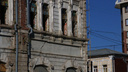 Треснувший памятник архитектуры у площади Куйбышева спрячут от туристов ЧМ за баннером