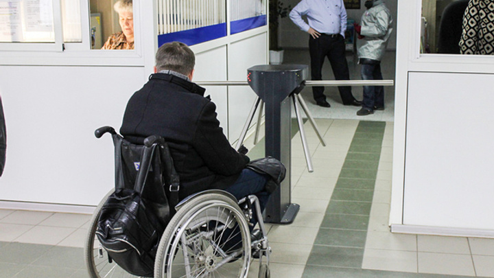 Челябинским инвалидам-колясочникам отказали в посещении бассейна