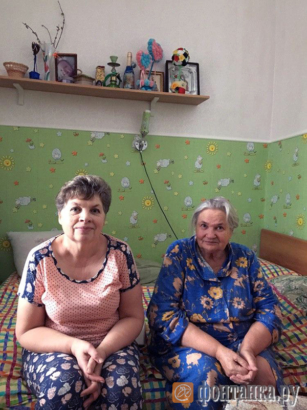 Ольга Трощенко и ее мать Раиса Павловна в квартире на втором этаже Урюпинского деревянного вокзала