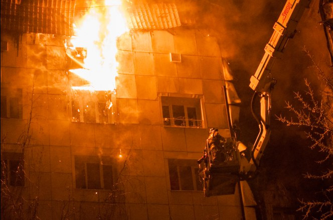 Пожар на Олимпийской начался с квартиры на восьмом этаже — потом огонь перекинулся на фасад и крышу здания Пожар на Олимпийской начался с квартиры на восьмом этаже — потом огонь перекинулся на фасад и крышу здания