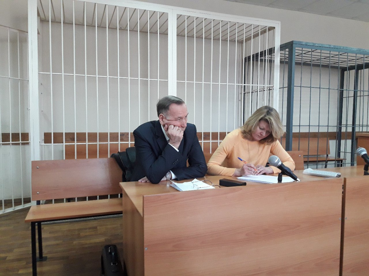 Александр Кирилин со своим представителем  терпеливо ждут судью