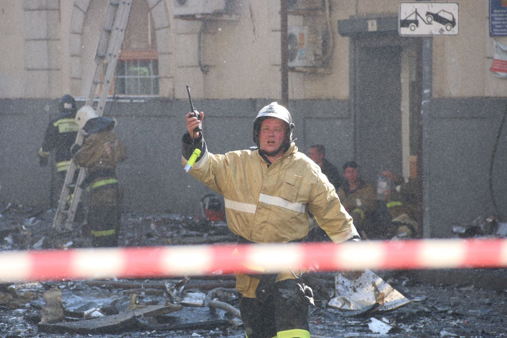 Сотрудники МЧС ликвидируют последствия крупного пожара в центре Ростова