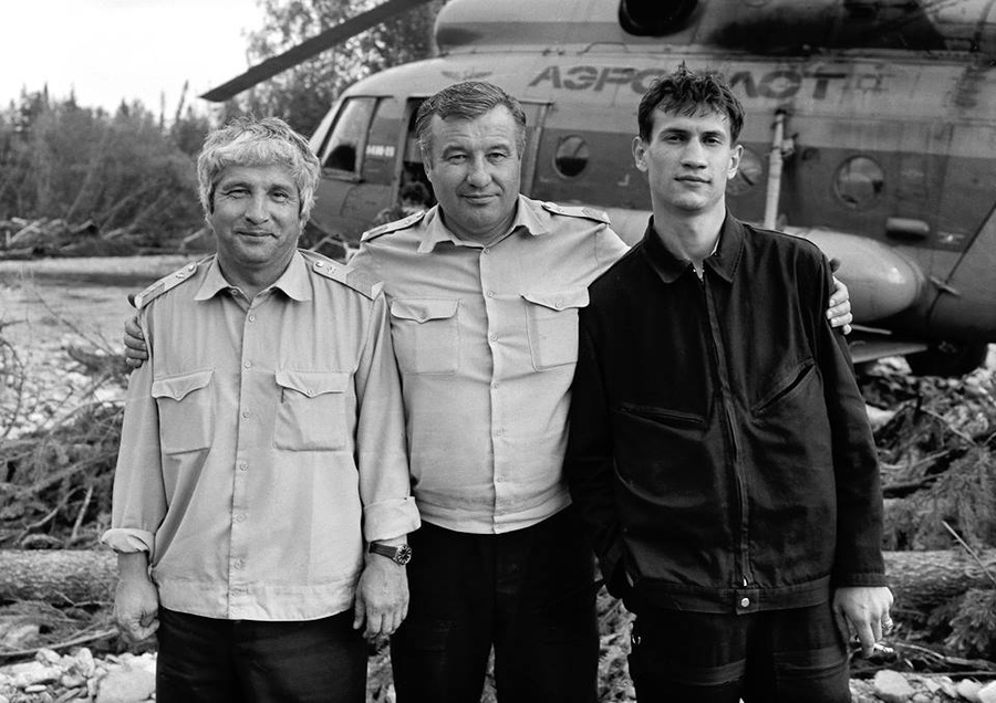 Экипаж перед вылетом в аэропорту Карпинска. Экипаж перед вылетом в аэропорту Карпинска.
