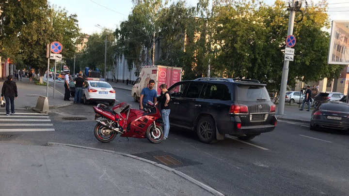 На улице Ленина не поделили дорогу Lexus и мотоцикл, есть пострадавшие