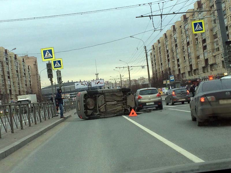 Машина упала в фонтанку