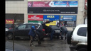 Ярославцы сами ремонтируют дорожные ямы в центре города: кадры