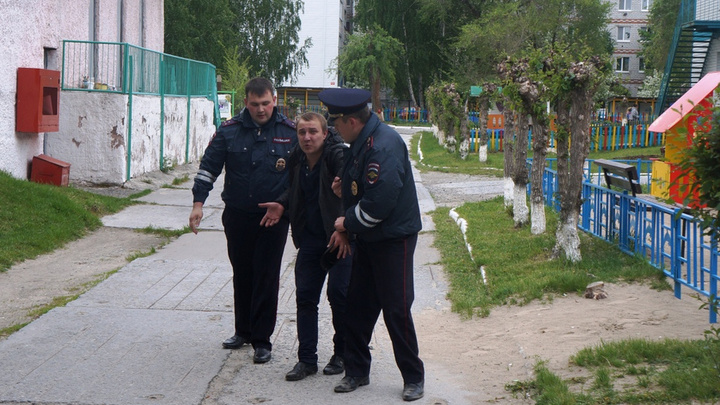 В Тюмени утром задержали пьяного водителя, который пытался спрятаться на детской площадке