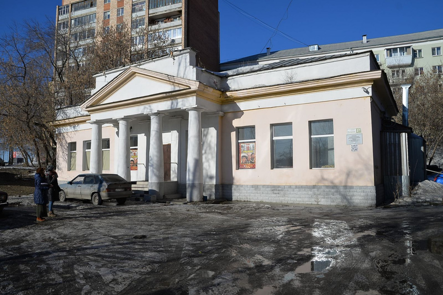 Контора Нижне-Исетского железоделательного завода.​​ Если заглянуть в окно, то видно, что последние обитатели плохо закрутили краны, и в раковины тоненькой струйкой бежит вода.