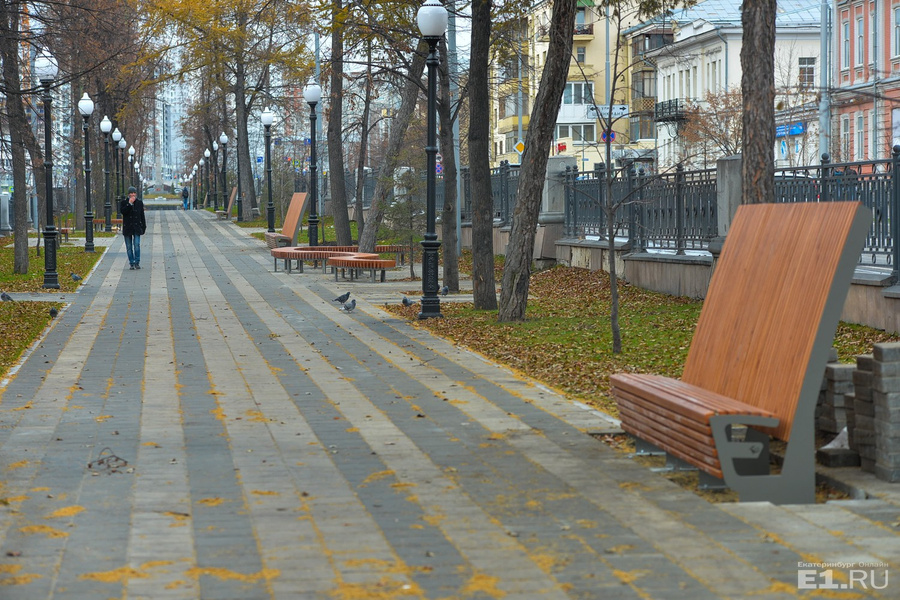 Парк солнечные аллеи екатеринбург где. Екатеринбург проспект Ленина аллея. Пешеходная аллея Барнаул. Аллея проспект Корабелов. Ленинский проспект скамейки.