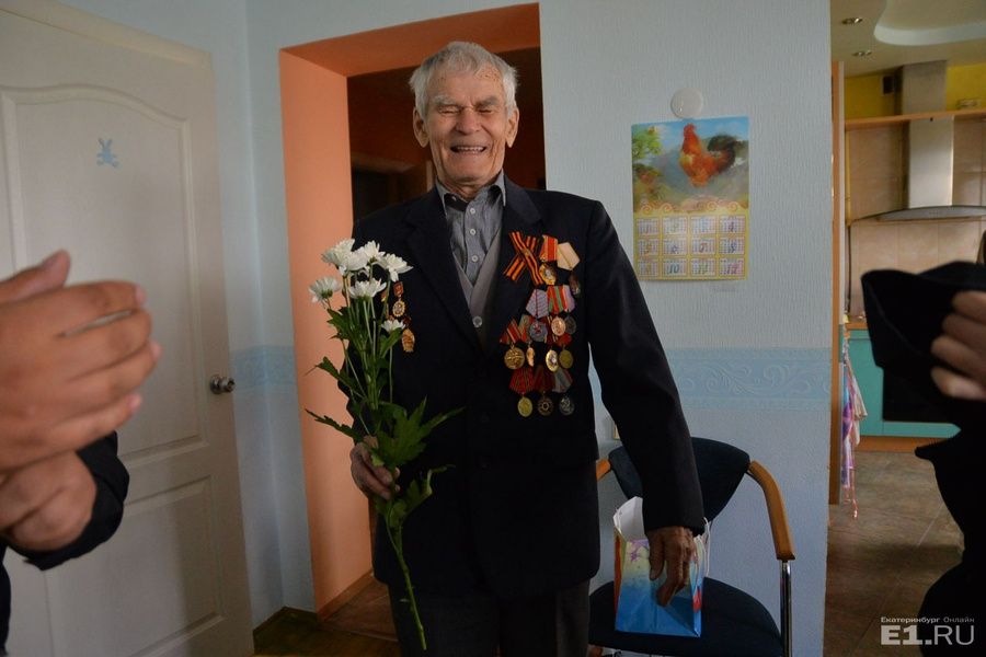 Александр Степанович Дворников в свои 87 занимается танцами.