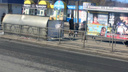 «Решил прилечь»: остановочный павильон на Карбышева опрокинулся на землю