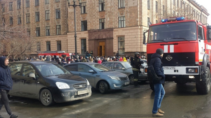 Замкнуло в вентиляции: из главного корпуса челябинского вуза эвакуировали студентов