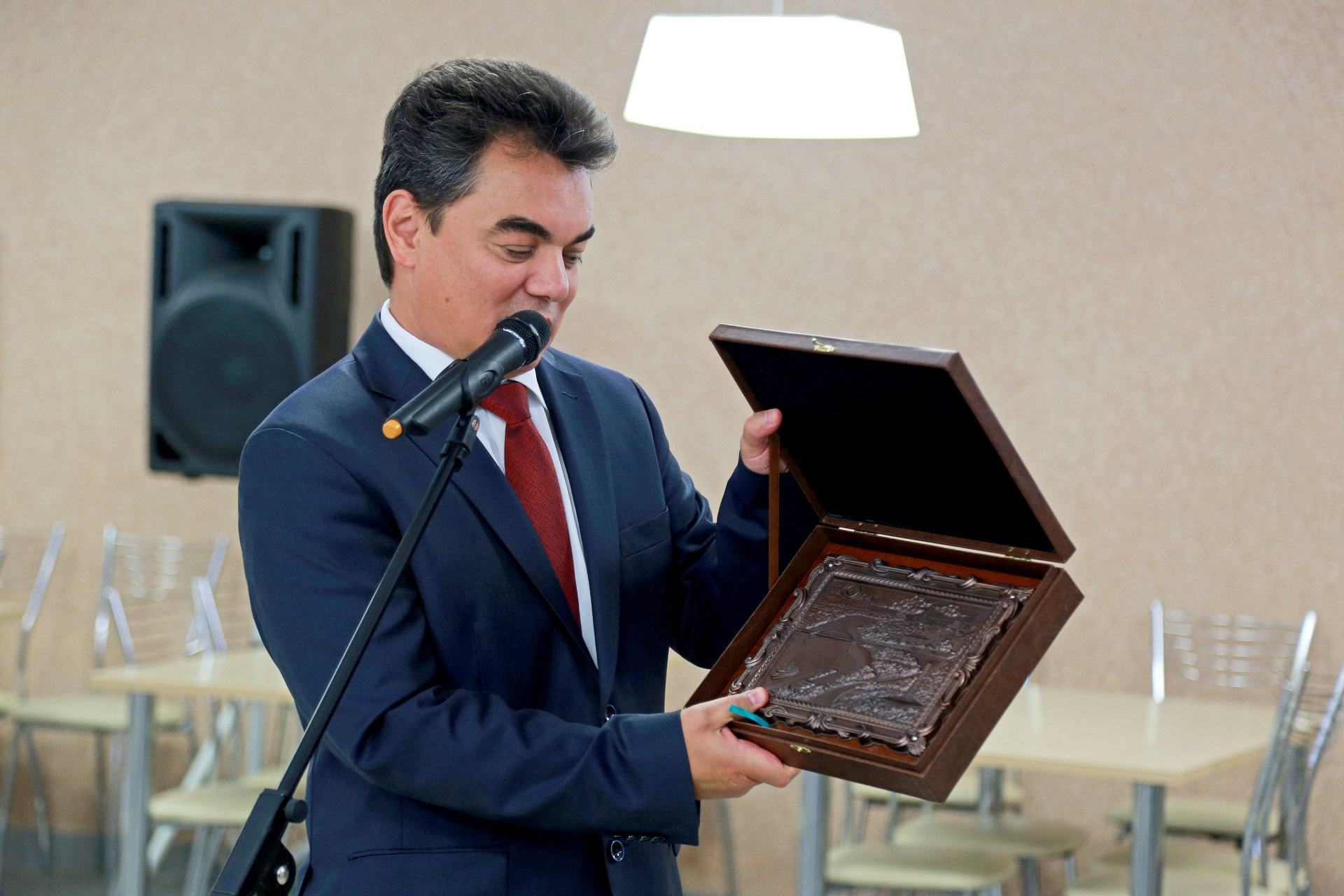 Поздравление и подарок от мэра города Ирека Ялалова Поздравление и подарок от мэра города Ирека Ялалова