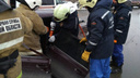 В Самарской области столкнулись три машины: водителя ВАЗ-2107 пришлось «вырезать» из салона