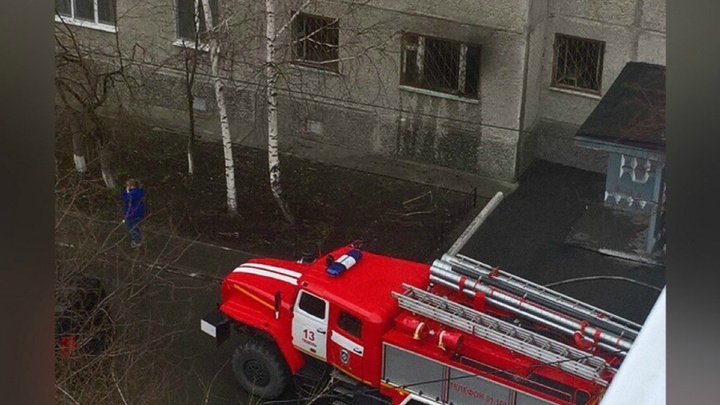 Пожарные спасли пятерых человек из загоревшейся «трёшки» на Широтной