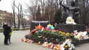 Кемерово, скорбим. Ростовчане второй день несут цветы к мемориалу на Садовой